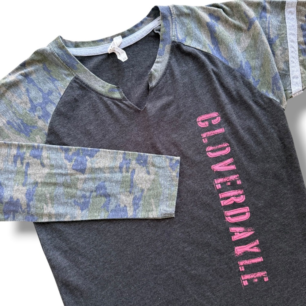 L.A.T. Apparel M Gray Green Pink Cloverdayle Raglan Camo Long Sleeve Graphic Tee